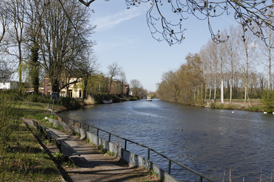 913924 Gezicht over de Vecht te Utrecht, met links het huis Daelwijck (De Parel van Zuilen, Burgemeester Norbruislaan 17).